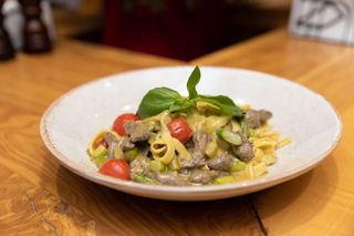 Tagliatelle cu vită și sparanghel