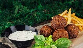 Bandeja de patatas con falafel