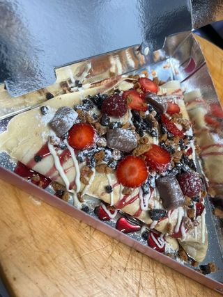 Clatita cu Nutella, banane, Oreo, capsuni, zmeura