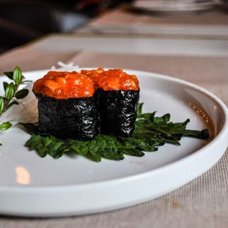 Gunkan spicy salmone con alghe