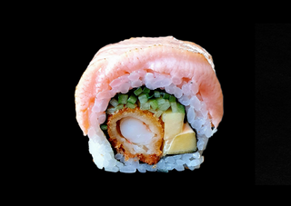 Uramaki gold krewetka w tempurze otulona łososiem opalanym 8 szt.