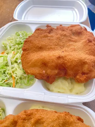 Pui shanghai cu cartofi prajiti si salata