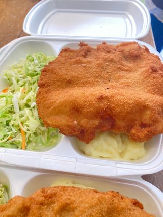 Pui shanghai cu cartofi prajiti si salata