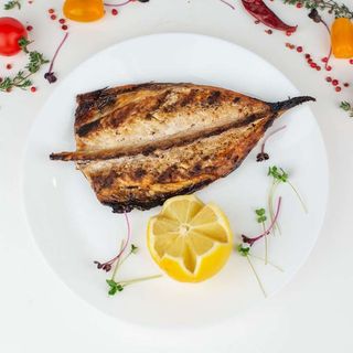 Macrou la gratar cu mamaliguta si mujdei