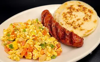 Huevos Pericos Con Chorizo Y Arepa