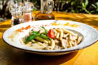 Domaći pljukanci s vrganjima, šampinjonima i dimljenim tofuom