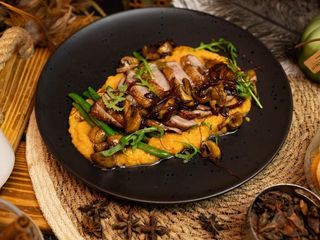 Качина грудка з пюре батата та грибним соусом