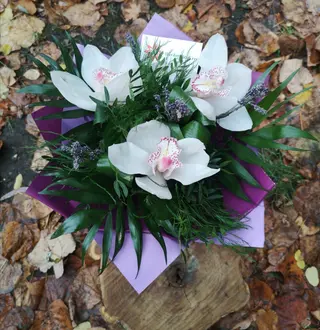 Buchet orhidee și lavandă