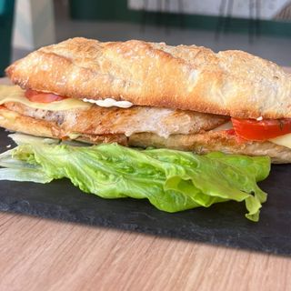 Bocadillo De Lomo Con Queso Y Tomate