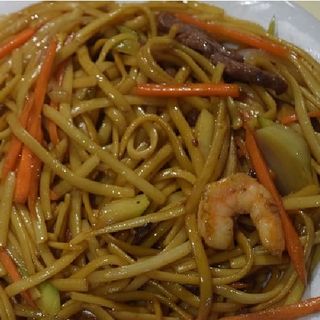 Tallarines Fritos Con Tres Delicias