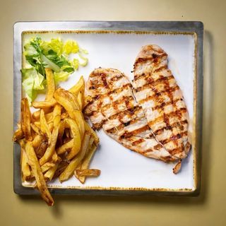 Piept/200gr sau pulpe pui/300gr la grătar, cartofi naturali prajiti/200gr