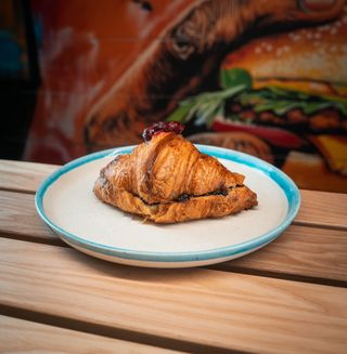 Круасан з вишнею та маком