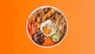 .BIBIMBAP ze smażonym tofu w ostrym sosie gochujang