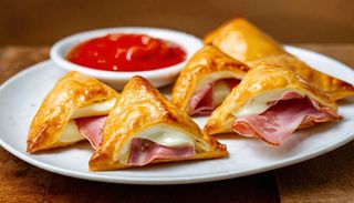 Trokutići sa mozzarella sirom i šunkom