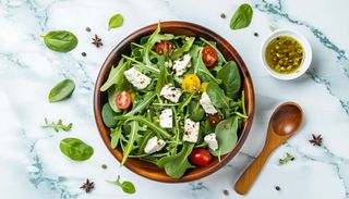 Микс от свежи салати с френско  козе сирене