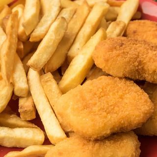 Nuggets de pollo con patatas