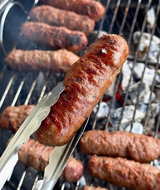 Ćevapi na žaru, pomfrit i hljeb