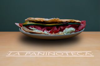 19 Bresaola, scamorza, caprino, zucchine grigliate e paté di olive