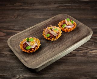 Tartalete cu ceapa caramelizata si bacon