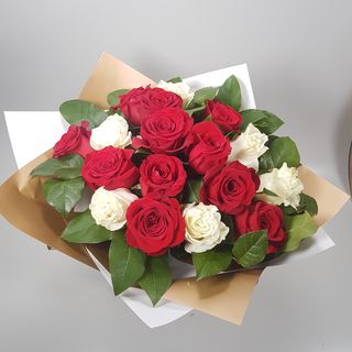 Buchet cu trandafiri rosii si albi