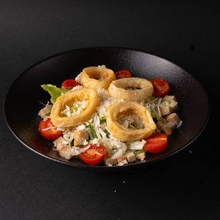 Салата цезар с хрупкави калмари (350г)