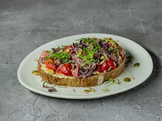 Хрусткий тост з ростбіфом, печеним перцем та трюфельною пастою