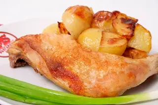 Пилешки бут печен (250г)