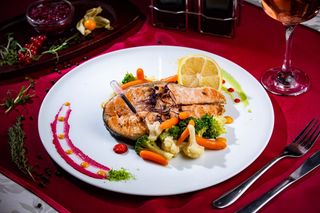 Somon la cuptor cu legume la gratar