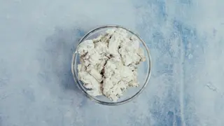 Pileća salata sa kiselim krastavcima 220g