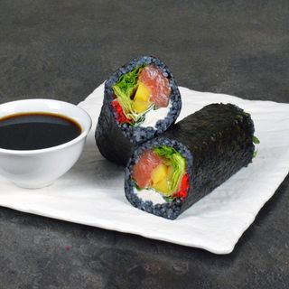 Суширіто Black з лососем та манго (370г)