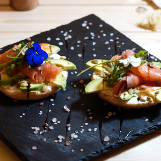 Toast cu avocado si somon fume