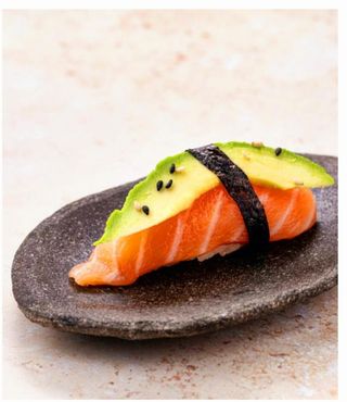Salmão e Abacate Nigiri