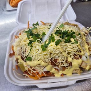 Шаурма на тарілці з сиром