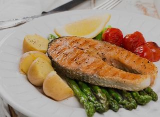 Salmón A La Plancha con salada y patatas