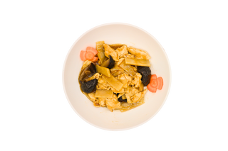 144. Pollo con funghi e bambù