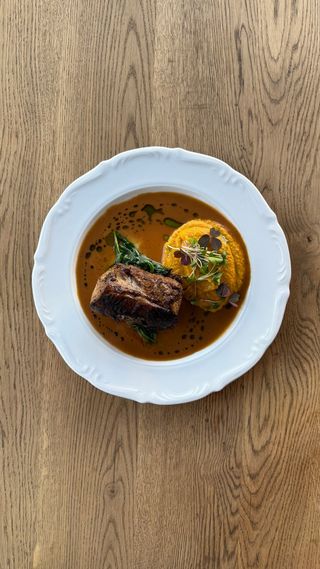 Тендерлойн зі свинини з бататним кремом, шпинатом і соусом Жю (330г)