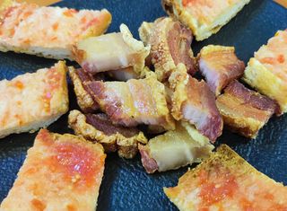 Torrezno De Soria Con Pan De Cristal