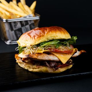 BURGUER CHICKEN CARBONERO + PATATAS