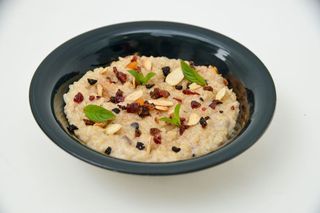 Ovsena činija cimet- suvo voće