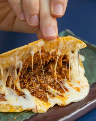 Quesadilla de Queso con Pastor de Olla