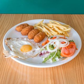 Croquetas + huevo frito + patatas + ensalada + bebida