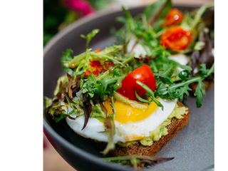 Тост з гуакамоле, яєшнею та зеленю 