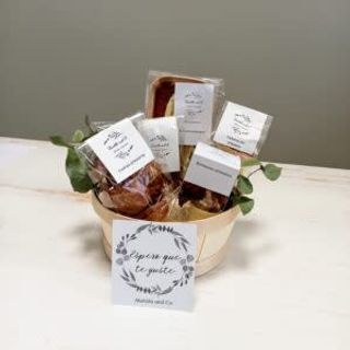 Cesta regalo de dulces surtidos