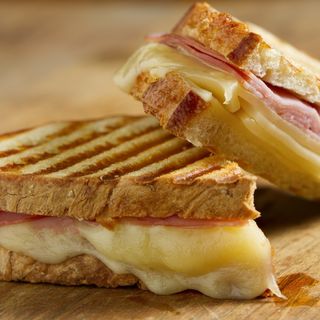 Тост с луканка и кашкавал 