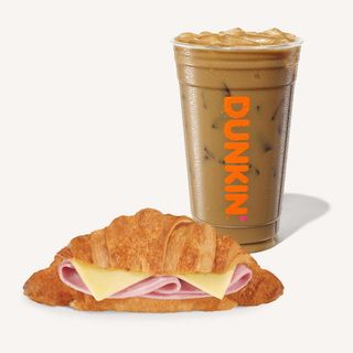 ცივი ლატე (საშუალო) და კრუასანი ლორით&ყველით