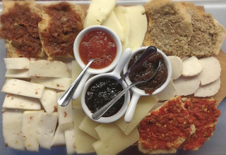 Tagliere di formaggi, confetture e friselle piccolo