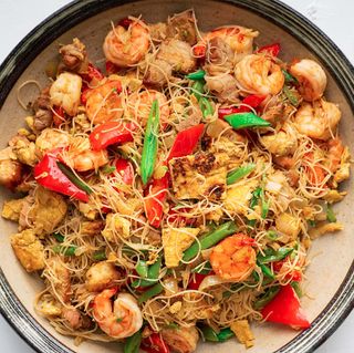 Indian Cottage Cheese (Paneer) Hakka Noodles - Medium Pack (650ML) + 1 Drink