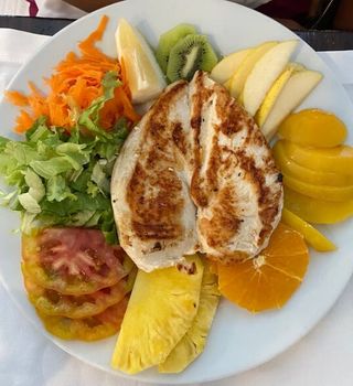 Bife de Frango com Frutas Frescas