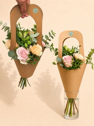 Fiori colorati e borsetta