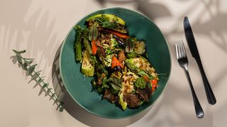 გრილზე შემწვარი ბოსტნეულის თბილი სალათი